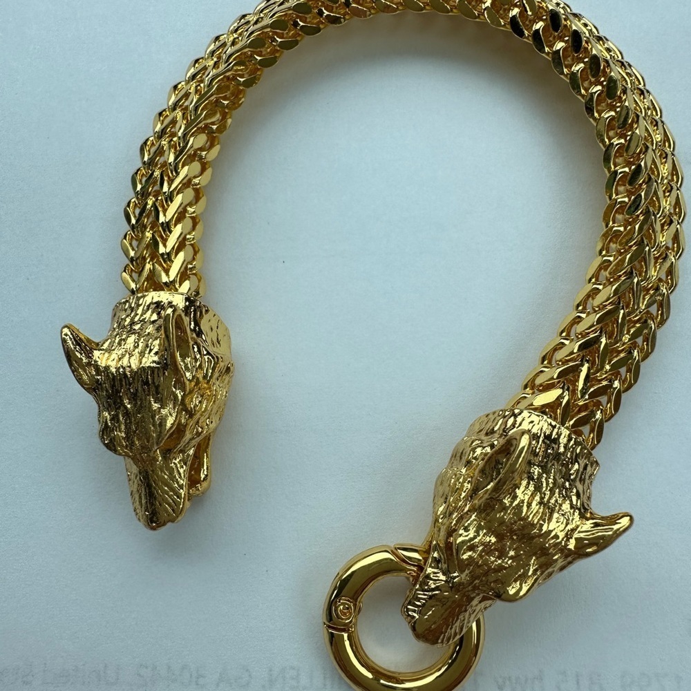 COPY - Me a stainless steel bracelet with wolf head. Gold color.